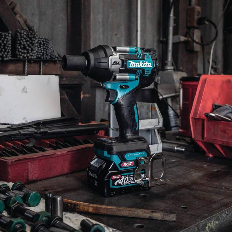 Kit de Llave de Impacto Inalámbrica sin Escobillas de 4 Velocidades de Medio Par de Torsión de 1/2 pulg. de Makita 40V max XGT con yunque de retención, 2.5Ah - GWT08D