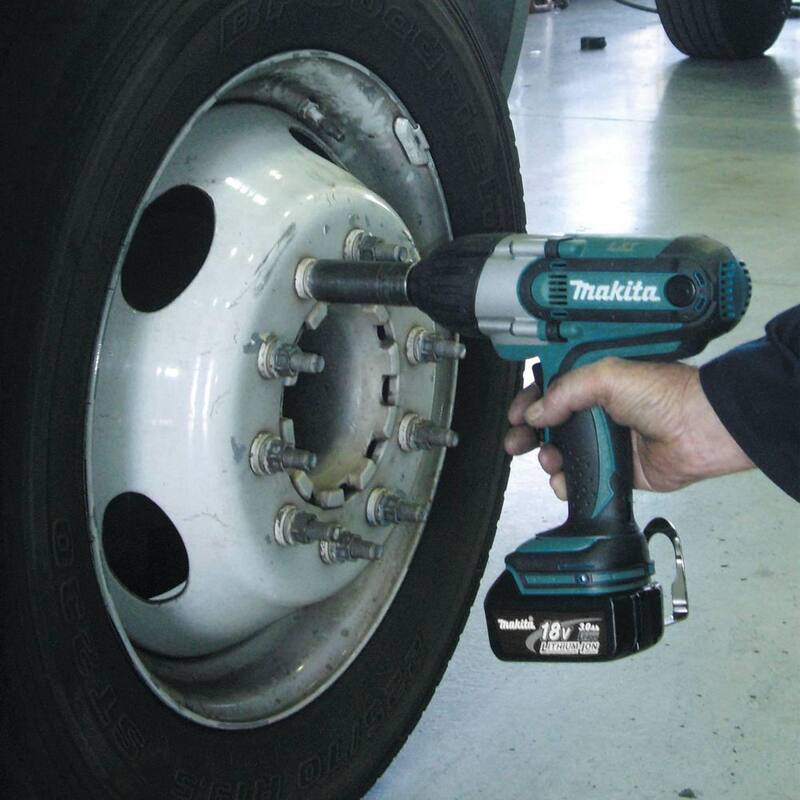 Juego de llave de impacto inalámbrica Makita 18V LXT de iones de litio de 1/2 pulg. con cuadro, (3.0Ah) - XWT04S1.