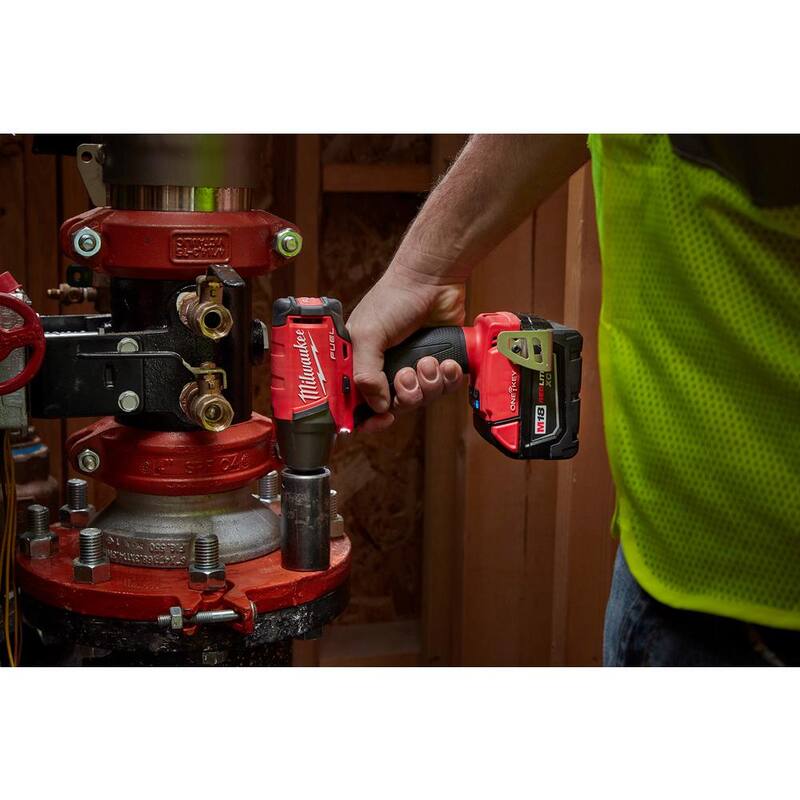 Llave de impacto inalámbrica sin escobillas Milwaukee M18 FUEL ONE-KEY de 18V con anillo de fricción de 1/2 pulgadas (herramienta solamente) - 2759B-20