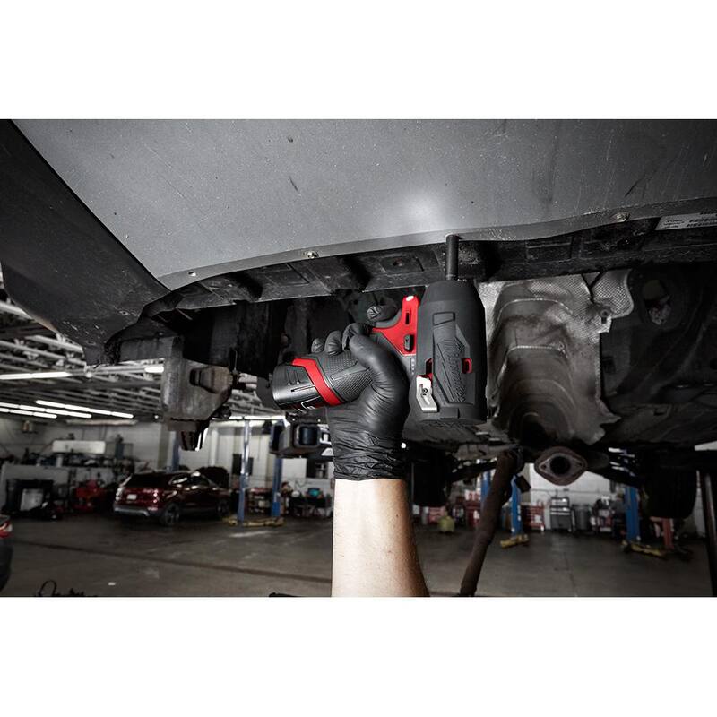 Llave de impacto inalámbrica Milwaukee M12 FUEL 12V de 1/4 de pulgada con batería de iones de litio de 2.0Ah M12 - 2552-20-48-11-2420