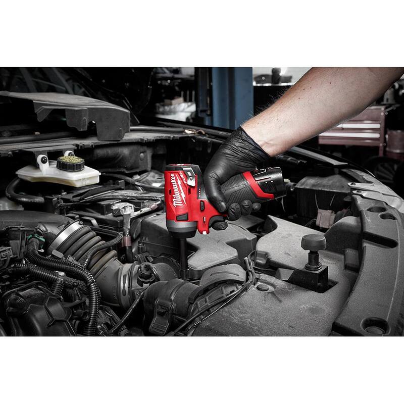 Llave de impacto inalámbrica Milwaukee M12 FUEL 12V de 1/4 de pulgada con batería de iones de litio de 2.0Ah M12 - 2552-20-48-11-2420