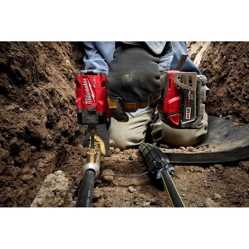Llave de impacto inalámbrica compacta Milwaukee M18 FUEL 18V de ion de litio sin escobillas de 1/2 pulgadas con kit de retención de pasador y baterías resistentes - 2855P-22R