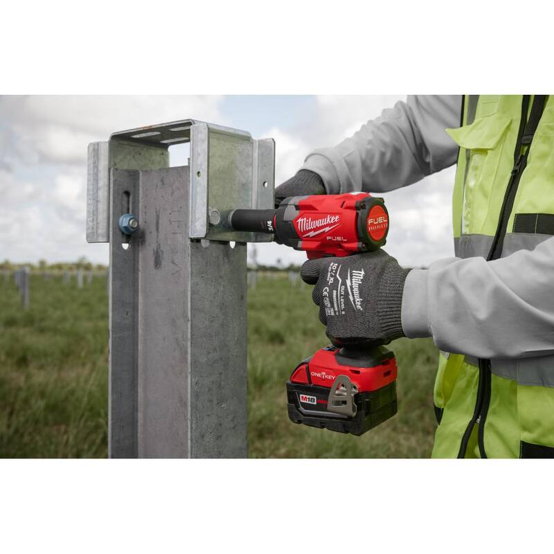 Llave de impacto compacta Milwaukee M18 FUEL de 18 voltios con tecnología de torque controlado y torque-sense - 3061P-20