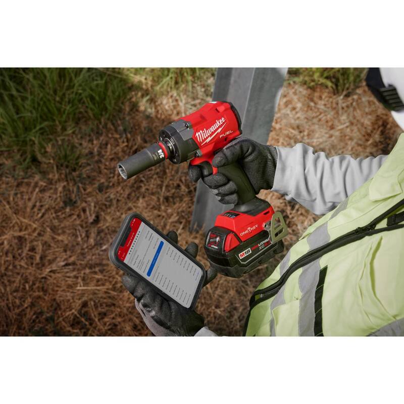 Llave de impacto compacta Milwaukee M18 FUEL de 18 voltios con tecnología de torque controlado y torque-sense - 3061P-20
