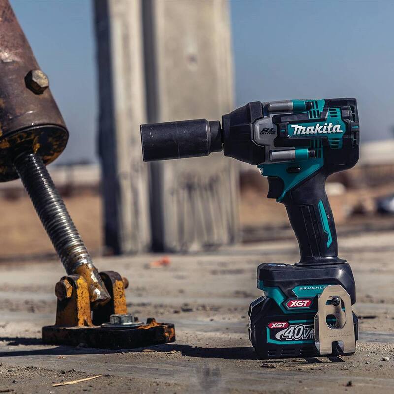 Juego de llave de impacto sin escobillas Makita 40V máx XGT de 4 velocidades y torque medio de 1/2 pulg., con batería de 2.5Ah y un bono de amoladora angular sin escobillas XGT de 5 pulgadas - GWT08D-GAG13Z