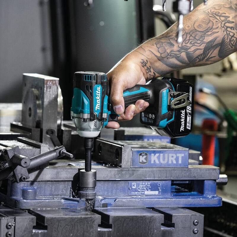 Juego de llave de impacto inalámbrica sin escobillas con batería de iones de litio de 18V LXT de Makita de 4 velocidades y 3/8 in. con anillo de fricción, 5.0Ah - XWT16T