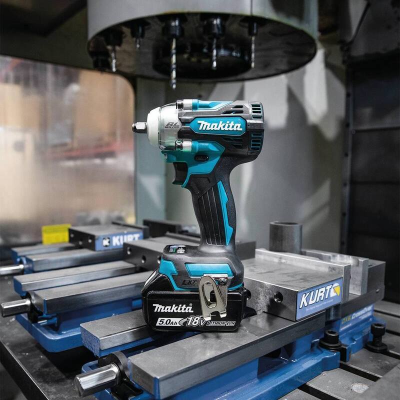 Juego de llave de impacto inalámbrica sin escobillas con batería de iones de litio de 18V LXT de Makita de 4 velocidades y 3/8 in. con anillo de fricción, 5.0Ah - XWT16T