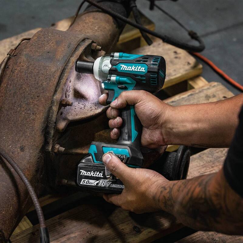 Juego de llave de impacto inalámbrica sin escobillas con batería de iones de litio de 18V LXT de Makita de 4 velocidades y 3/8 in. con anillo de fricción, 5.0Ah - XWT16T