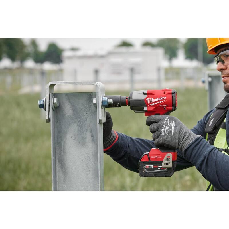 Llave de impacto inalámbrica Milwaukee M18 FUEL de 18 voltios con tecnología de litio sin escobillas y par medio de 1/2 pulgadas con retención de pasador - 3062P-20