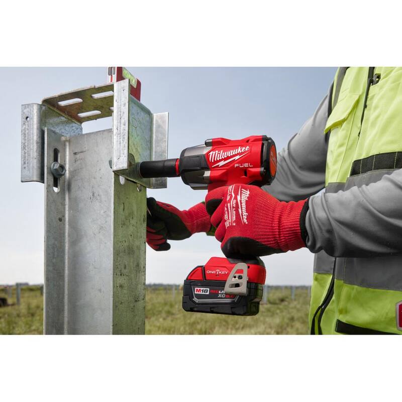 Llave de impacto inalámbrica Milwaukee M18 FUEL de 18 voltios con tecnología de litio sin escobillas y par medio de 1/2 pulgadas con retención de pasador - 3062P-20