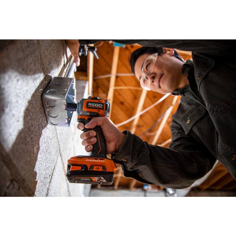 Juego de Llave de Impacto Inalámbrica RIDGID 18V SubCompact Brushless de 1/2 pulgadas con Batería de 2.0 Ah, Cargador de 18V y Bolsa - R87208K