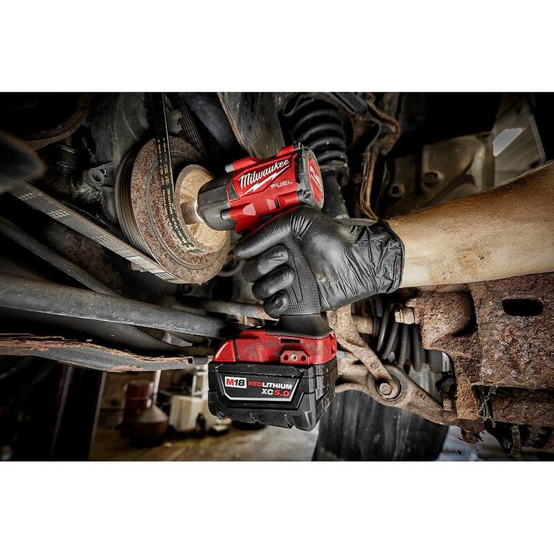 Llave de impacto inalámbrica brushless de litio de 18V Milwaukee M18 FUEL de 3/8 de pulgada con torque medio FR Kit con juego de 36 piezas de llaves Metric/SAE PO - 2960-22R-49-66-6805