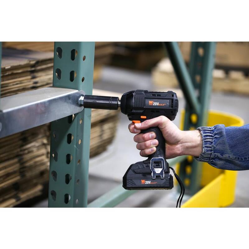 Llave de impacto inalámbrica sin escobillas WEN de 20 voltios Max con batería de iones de litio de 2.0 Ah y cargador - 20107