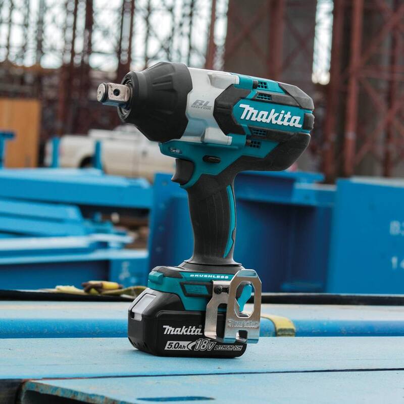 Llave de impacto inalámbrica de alto torque cuadrada de 3/4 pulgadas con motor sin escobillas y baterías de 18V LXT de iones de litio de Makita, 5.0Ah (2), Bolso - XWT07T.