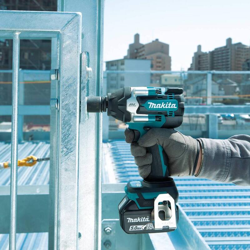 Kit de llave de impacto inalámbrica Makita 18V LXT Lithium-Ion Brushless de 4 velocidades, mediano torque de 1/2 pulgada con anillo de fricción de yunque, 5.0Ah - XWT17T