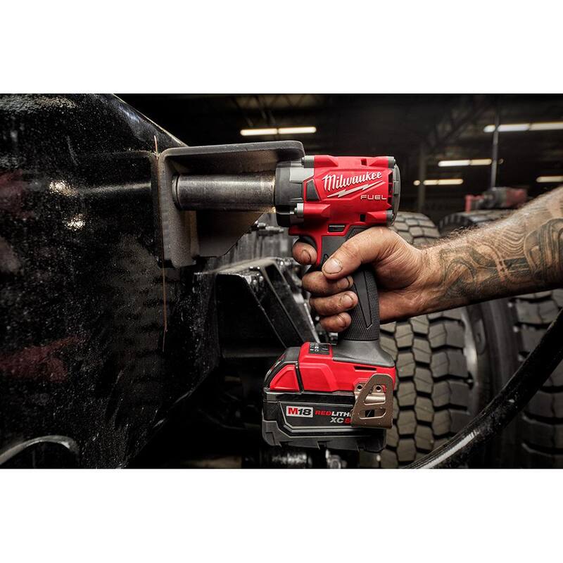 Llave de impacto sin escobillas compacta y con medio torque de 18V Milwaukee M18 FUEL GEN-2 de iones de litio de 3/8 pulgadas con anillo de fricción, kit - 2960-22-2854-20