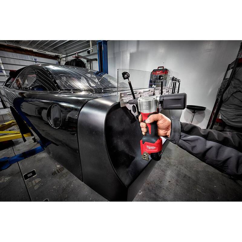 Llave de impacto compacta inalámbrica Milwaukee M12 FUEL de 12 voltios con baterías de 3.0 Ah - 2552-20-2550-20-48-11-2412