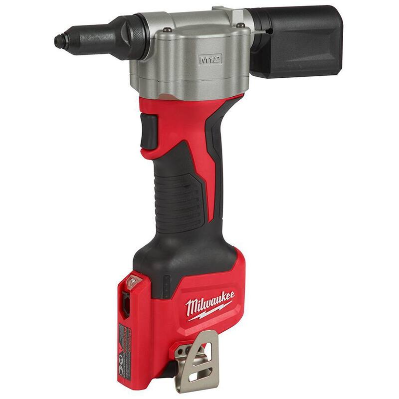 Llave de impacto compacta inalámbrica Milwaukee M12 FUEL de 12 voltios con baterías de 3.0 Ah - 2552-20-2550-20-48-11-2412