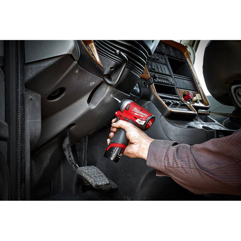 Llave de impacto compacta inalámbrica Milwaukee M12 FUEL de 12 voltios con baterías de 3.0 Ah - 2552-20-2550-20-48-11-2412