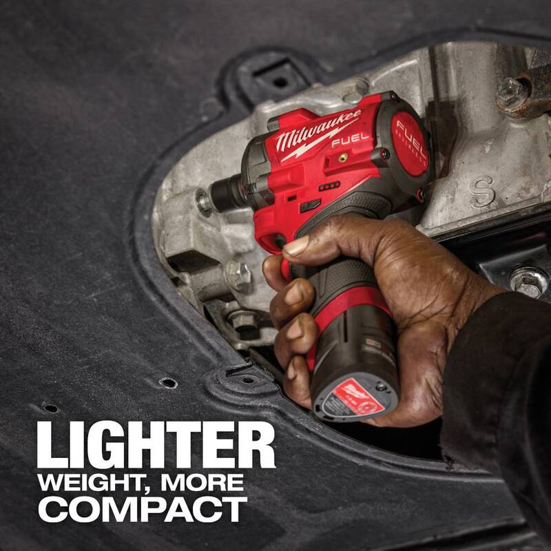 Llave de impacto inalámbrica Milwaukee M12 FUEL 12V de 3/8 pulgadas con motor sin escobillas y batería M12 XC de alto rendimiento de 5.0 Ah - 2562-20-48-11-2450