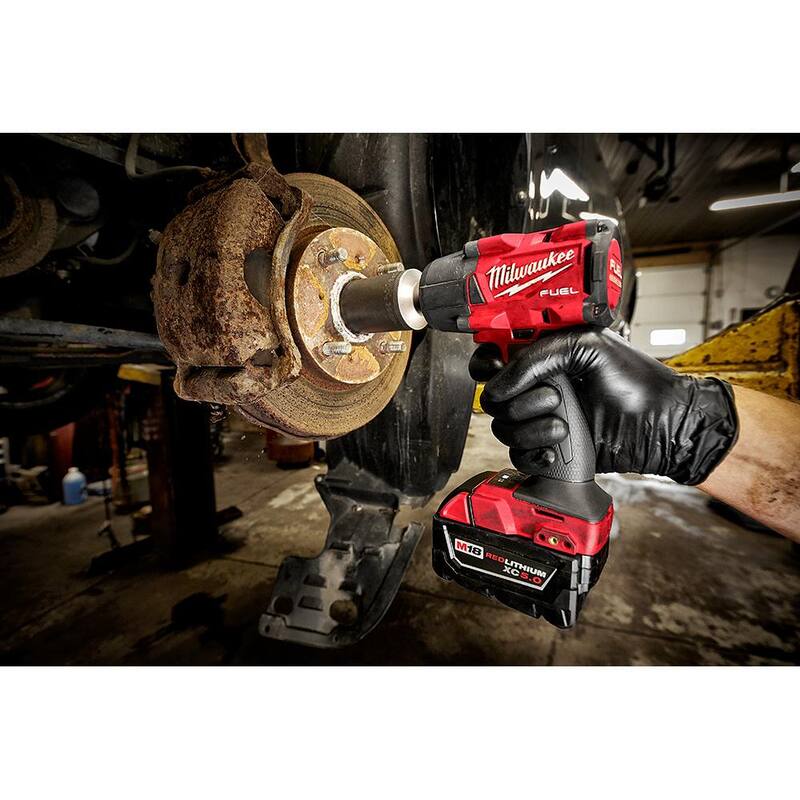Llave de Impacto Inalámbrica Milwaukee M18 FUEL GEN-2 de 18V con Torque Medio y Compacta de 3/8 in. con Motor Sin Escobillas de Litio-Ion (2 Herramientas) - 2960-20-2854-20
