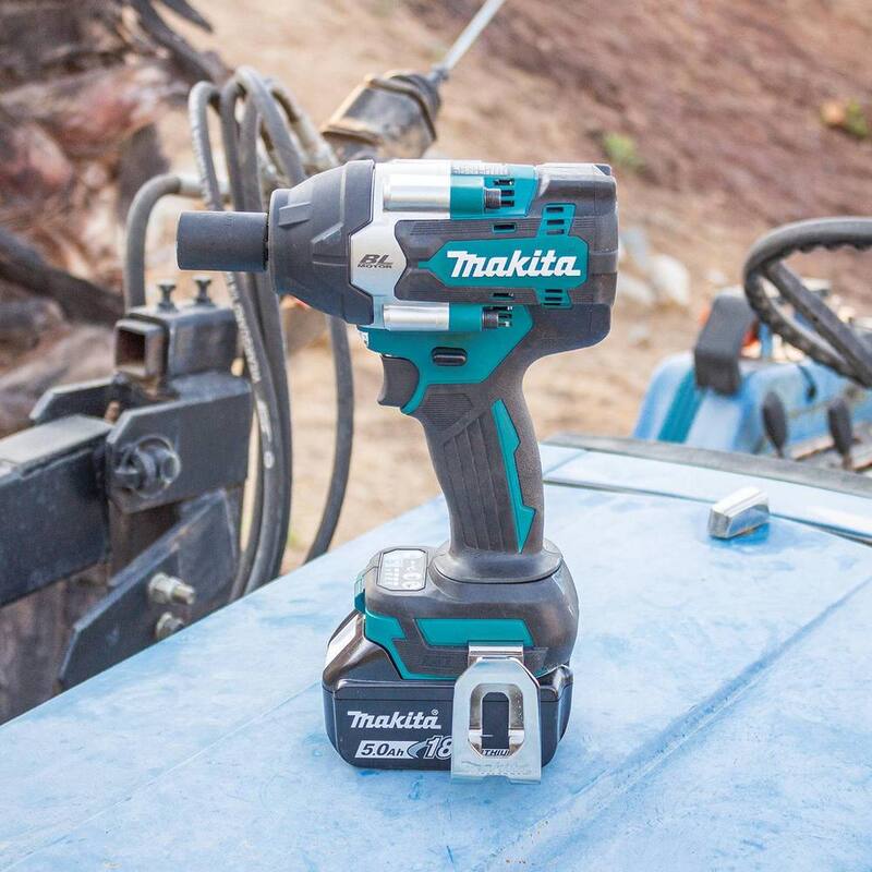 Juego de llave de impacto sin escobillas inalámbrica Makita 18V LXT de 1/2 pulg. con anillo de fricción y yunque de 5.0Ah con juego de dados de impacto de 1/2 pulg. - XWT17T-A-96372