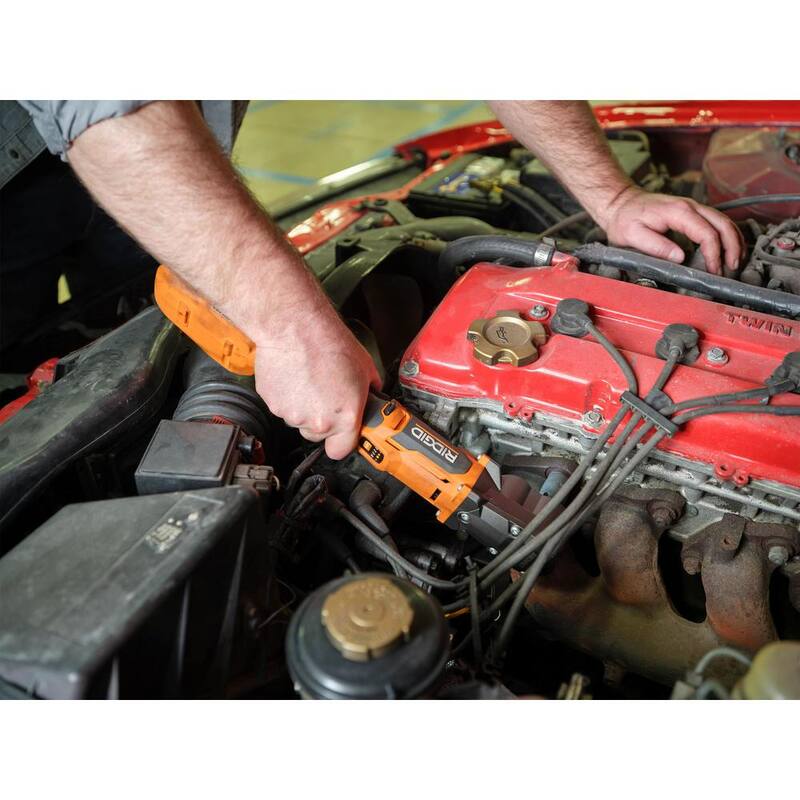 Llave de impacto angular derecha inalámbrica subcompacta sin escobillas de 18V RIDGID de 3/8 de pulgada con batería de iones de litio de salida máxima de 2.0 Ah - R8720B-AC840020