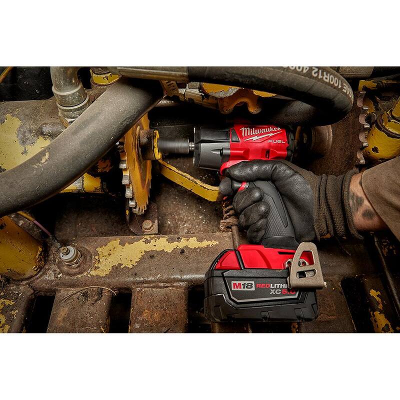 Milwaukee M18 FUEL Gen-2 Llave de Impacto Inalámbrica de iones de litio de 18V sin escobillas de medio torque de 1/2 pulgada con anillo de fricción y (1) Batería de 8.0Ah - 2962-20-48-11-1880