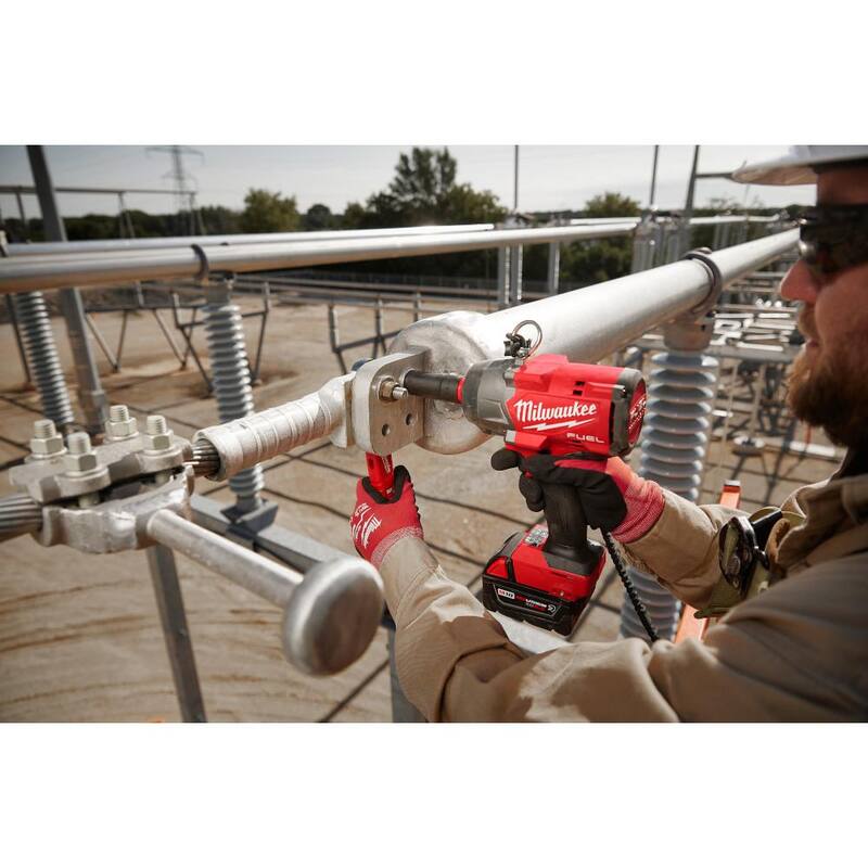 Llave de impacto inalámbrica sin escobillas de litio de 18 V de alto torque de Milwaukee M18 FUEL 1/2 in. con retención de pasador y cubierta protectora - 2966-20-49-16-2966