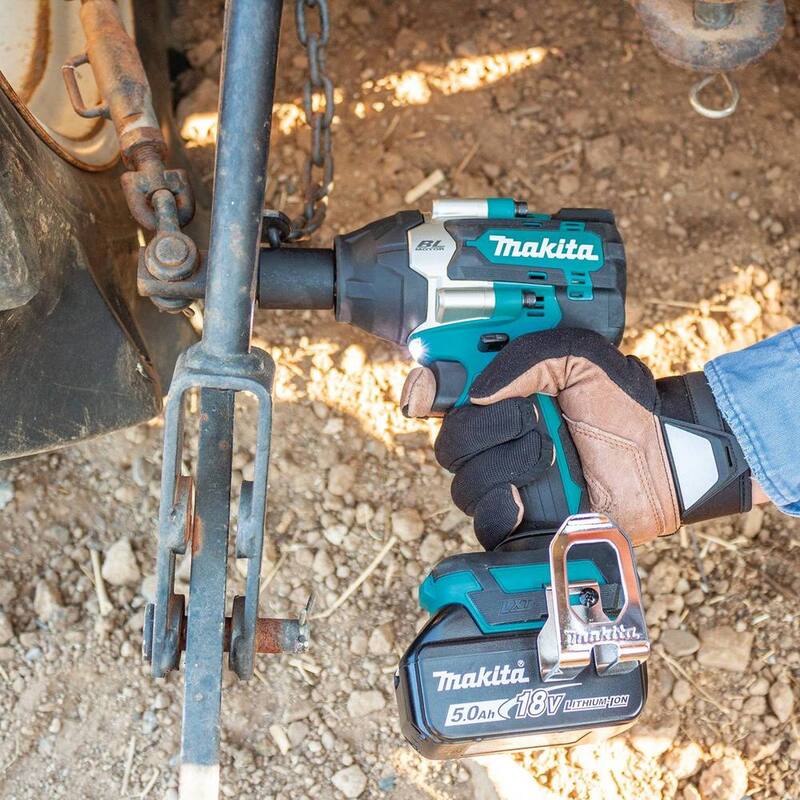 Juego de llave de impacto inalámbrica sin escobillas 1/2 in. Makita 18V LXT con yunque detente, 5.0Ah con juego de vasos de impacto 1/2 in. - XWT18T-A-96372