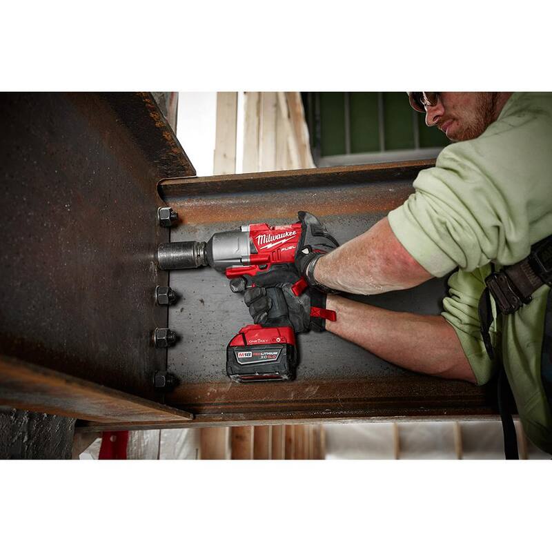 Llave de Impacto Inalámbrica sin Escobillas Milwaukee M18 FUEL ONE-KEY de 18V con 36 Piezas de Juego de Vasos Métricos y SAE 3/8 in. - 2864-20-49-66-6805