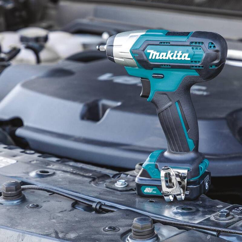 Kit de Llave de Impacto Inalámbrica de 1/4 de pulgada de 12V max CXT 2.0 Ah de Ion de Litio - WT04R1