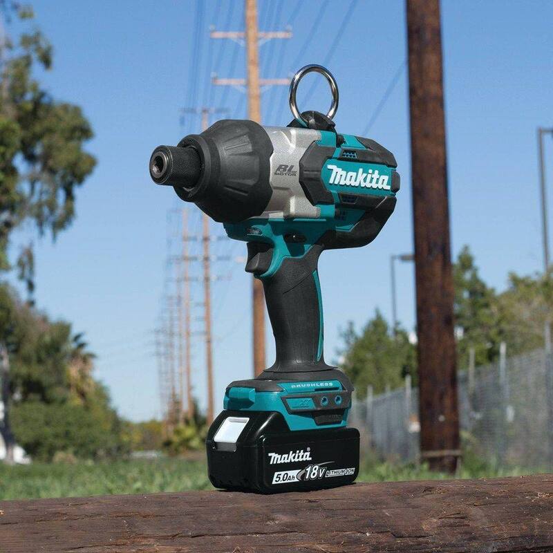 Juego de llave de impacto inalámbrica de alto torque con mandril hexagonal de 7/16 pulgadas y batería de iones de litio LXT de 18V sin escobillas de Makita, con (2) baterías de 5.0Ah y bolsa - XWT09T
