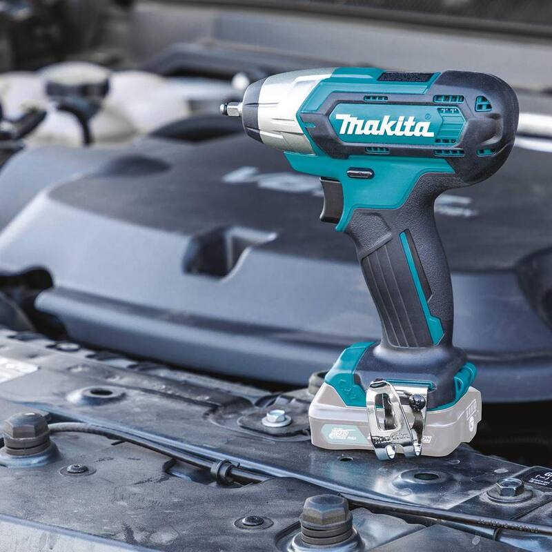 Llave de impacto inalámbrica de iones de litio Makita 12V max CXT de 1/4 de pulgada (sin herramienta) - WT04Z