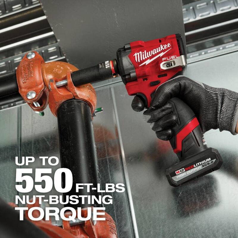 Llave de impacto inalámbrica Milwaukee M12 FUEL 12V de 1/2 pulgadas sin escobillas de iones de litio con pasador de retención y batería de alto rendimiento de 2.5 Ah - 2563P-20-48-11-2425