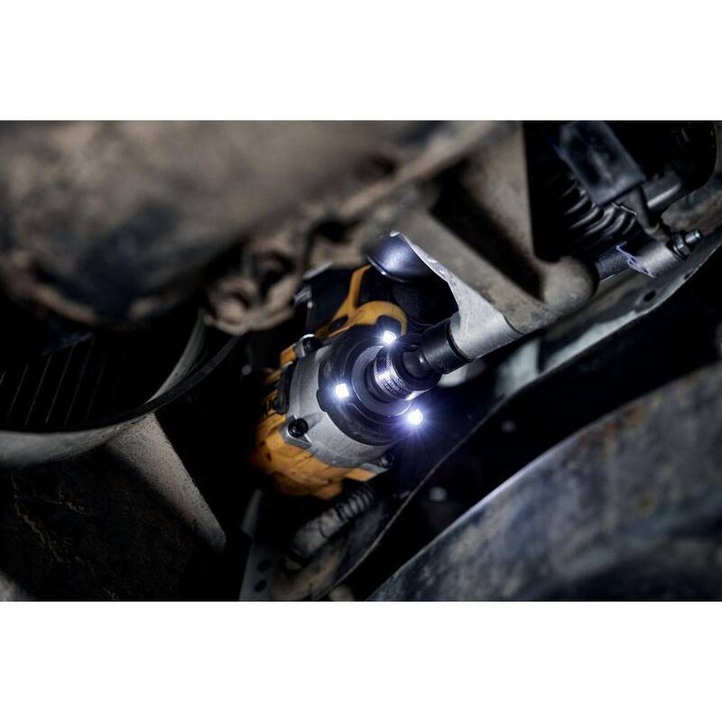 Juego de llave de impacto sin escobillas inalámbrica DEWALT ATOMIC 20V MAX de 1/2 pulg. con anillo de retención de gancho con (2) baterías de 20V 5Ah - DCF921P2