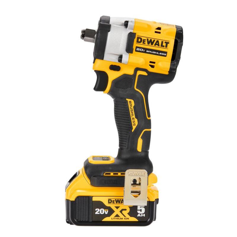 Juego de llave de impacto sin escobillas inalámbrica DEWALT ATOMIC 20V MAX de 1/2 pulg. con anillo de retención de gancho con (2) baterías de 20V 5Ah - DCF921P2