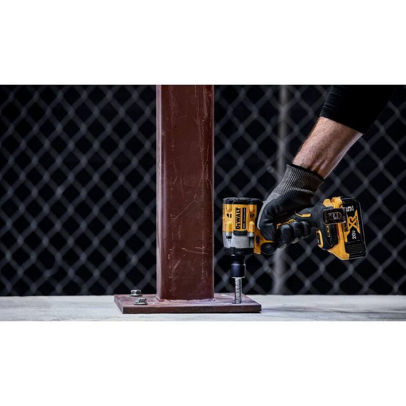 Juego de llave de impacto sin escobillas inalámbrica DEWALT ATOMIC 20V MAX de 1/2 pulg. con anillo de retención de gancho con (2) baterías de 20V 5Ah - DCF921P2