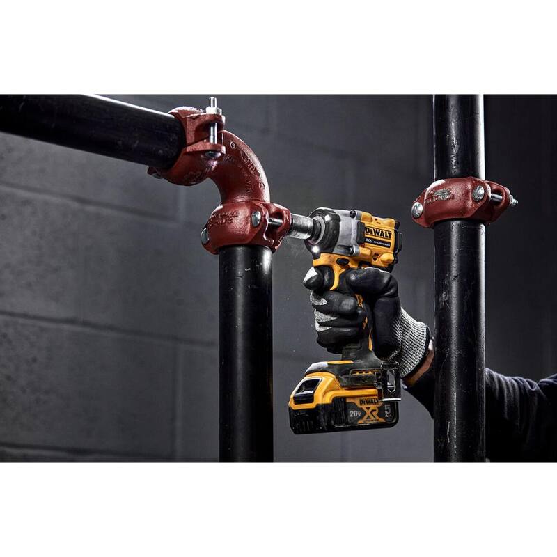 Juego de llave de impacto sin escobillas inalámbrica DEWALT ATOMIC 20V MAX de 1/2 pulg. con anillo de retención de gancho con (2) baterías de 20V 5Ah - DCF921P2