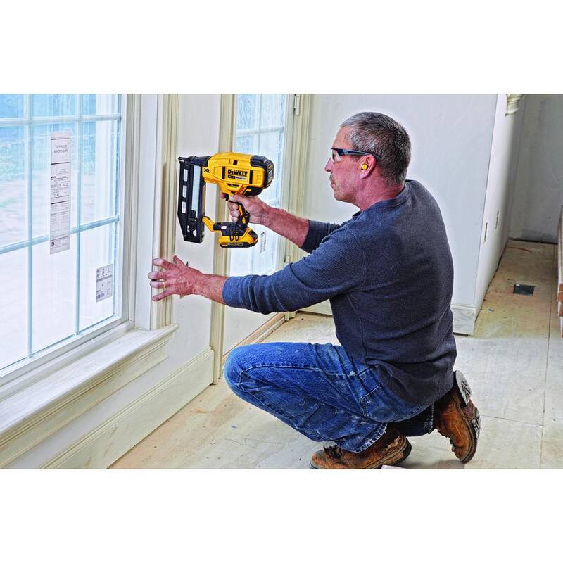 DEWALT 20V MAX XR Clavadora de acabado inalámbrica de 16 calibres de ion de litio (solo herramienta) - DCN662B
