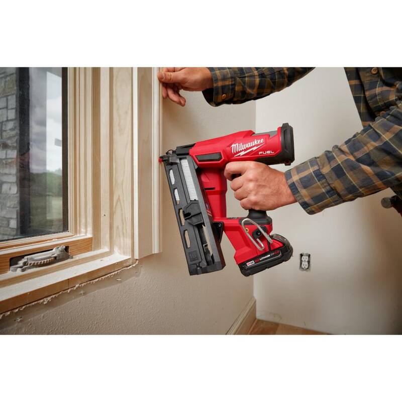 Clavadora de acabado angular de calibre 16 sin escobillas inalámbrica Milwaukee M18 FUEL de 18 voltios de ion de litio de segunda generación (solo herramienta) - 2841-20.