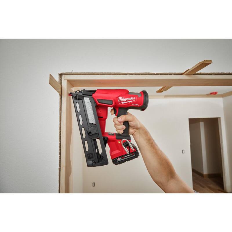 Clavadora de acabado angular de calibre 16 sin escobillas inalámbrica Milwaukee M18 FUEL de 18 voltios de ion de litio de segunda generación (solo herramienta) - 2841-20.