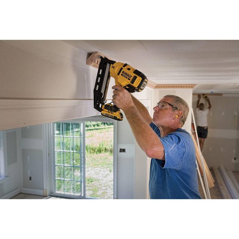 DEWALT 20V MAX XR Clavadora angular inalámbrica de acabado de calibre 16 de iones de litio (sólo herramienta) - DCN660B
