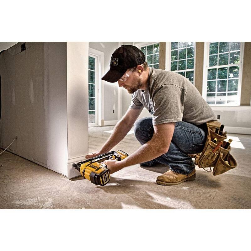 DEWALT 20V MAX XR Clavadora angular inalámbrica de acabado de calibre 16 de iones de litio (sólo herramienta) - DCN660B