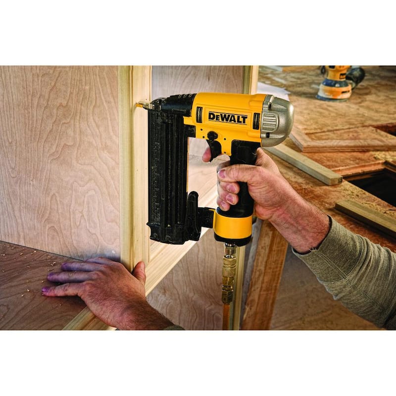 Clavadora neumática de brad de calibre 18 de DEWALT - DWFP12233