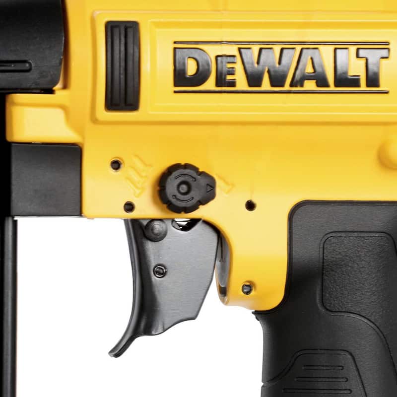 Clavadora neumática de brad de calibre 18 de DEWALT - DWFP12233