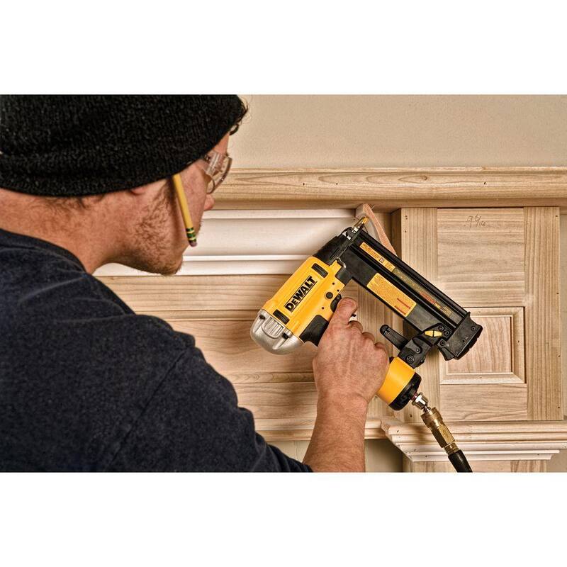 Clavadora neumática de brad de calibre 18 de DEWALT - DWFP12233