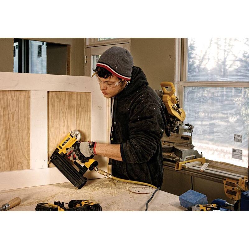 Clavadora neumática de brad de calibre 18 de DEWALT - DWFP12233