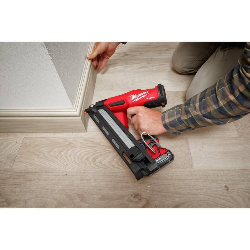 Milwaukee M18 FUEL Brushless Cordless Gen II 15-Gauge Angled Finish Nailer con paquete de batería M18 HIGH OUTPUT CP 3.0Ah (paquete de 2) - 2839-20-48-11-1837