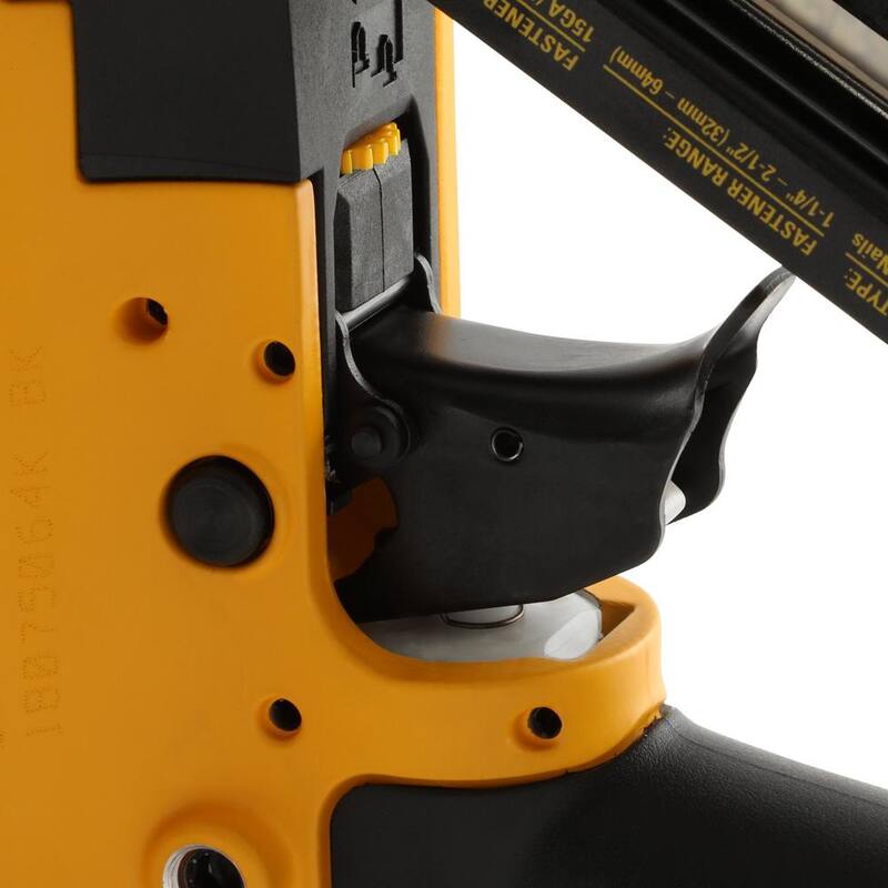 Clavadora neumática DWFP72155 de calibre 15 de DEWALT